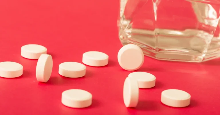 Comprimés d’aspirine et verre d’eau : l’aspirine pour bander, une astuce qui ne tient pas