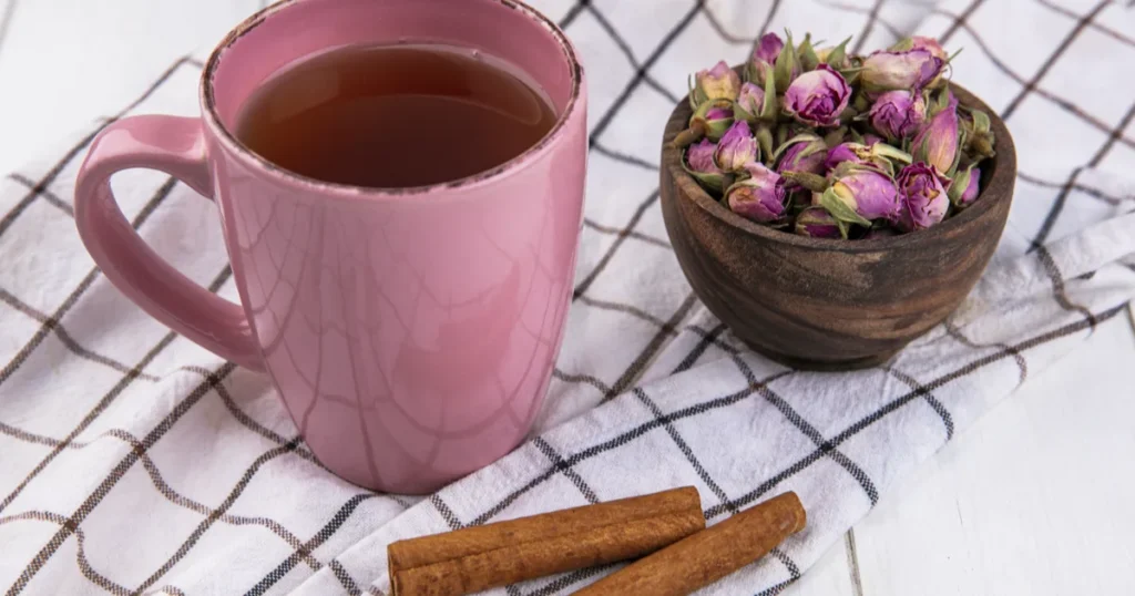 Tisane et bâtons d’écorce séchée, l’une des formes sous lesquelles le bois bandé est consommé