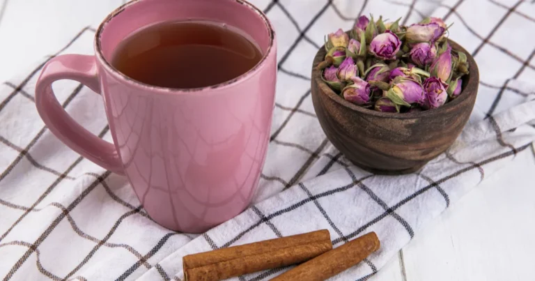 Tisane et bâtons d’écorce séchée, l’une des formes sous lesquelles le bois bandé est consommé